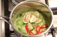 泰式绿咖喱鸡肉,然后加入椰糖,卡菲柠檬叶,切段的小红辣椒,泰国小圆茄,豌豆茄子稍作翻炒。