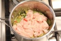 泰式绿咖喱鸡肉,紧接着加入切片的鸡胸肉,然后一点点加入剩下的1杯椰浆,不断翻炒,熬煮至鸡肉和茄子熟透。尝下味道,口感应该是咸中带着一点甜。