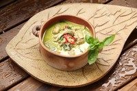 泰式绿咖喱鸡肉,将绿咖喱鸡盛入器皿,放上罗勒叶装饰,上桌配茉莉香米饭最好吃~