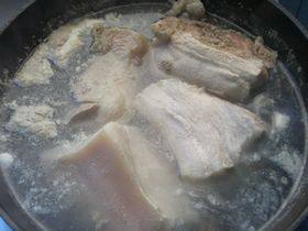 东坡肉,把肉切大块,凉水入锅,水开后煮3分钟左右,去除血沫和杂质。