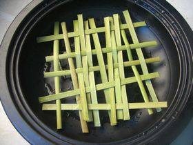 东坡肉,砂锅底部垫个竹垫,我没有就用细芦苇叶的茎自己编了一个一次性的,