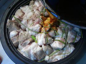 东坡肉,肉皮朝下,把肉块码放在锅内,加入酱油,我用的红烧酱油,把糖色和黄酒也都倒入。