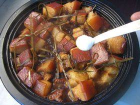 东坡肉,煨好后把肉皮翻上来再适量加一点盐,如果用的酱油足够咸了,也可以不加盐,再煨10分钟左右,让盐味均匀。