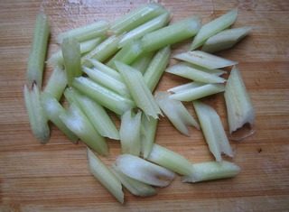 糖醋里脊,<a style='color:red;display:inline-block;' href='/shicai/ 125'>芹菜</a>茎,斜切成小段。