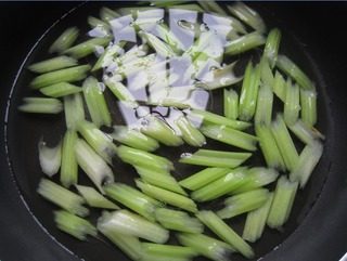 糖醋里脊,焯水时,加入适量的盐,滴入几滴油。