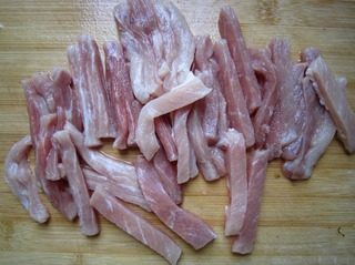 糖醋里脊,里脊肉切成相同长度的丝。(我的肉是入冰箱冻过的,非常好切)