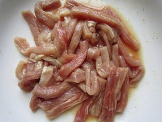 糖醋里脊,切好的里脊丝,用盐,胡椒(白胡椒最好),<a style='color:red;display:inline-block;' href='/shicai/ 37'>姜</a>汁,抓匀腌渍十分钟。