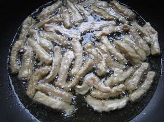 糖醋里脊,油锅八成热油时,迅速炸定型。