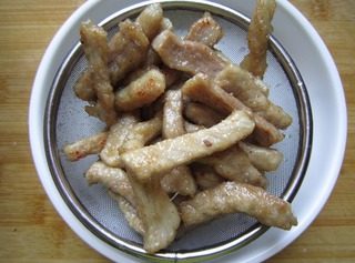 糖醋里脊,捞出来,复炸一次。里脊肉不要炸时间长。