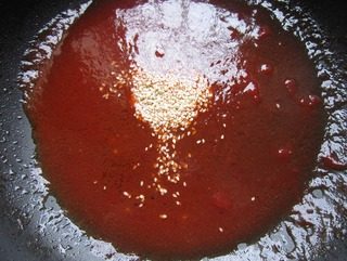 糖醋里脊,锅里放<a style='color:red;display:inline-block;' href='/shicai/ 699'>番茄酱</a>，白糖，少量醋，半碗水，一起熬滚以后，煮一分钟，洒入一把<a style='color:red;display:inline-block;' href='/shicai/ 666'>芝麻</a>。