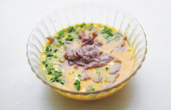 滑蛋牛肉,将滑好的牛肉片倒入鸡蛋液中,再加上切碎的<a style='color:red;display:inline-block;' href='/shicai/ 3250'>葱</a>花拌匀