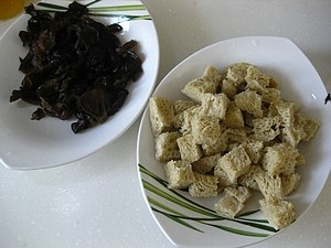 双喜烤麸,烤麸过冷水挤去水分,重复两遍。木耳同样淖水撕小块。