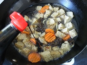 双喜烤麸,加盐,生抽,老抽和蚝油。