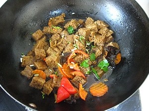 双喜烤麸,锅内剩些许汤汁 ,撒香菜<a style='color:red;display:inline-block;' href='/shicai/ 3232'>香葱</a>出锅。