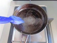 水果可丽饼,锅烧热, 锅底刷层薄薄的油;
