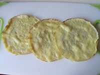 水果可丽饼,小火慢慢的煎至定型,鸡蛋薄饼煎好后放在案板上;