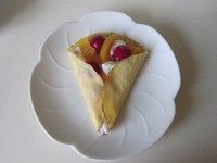 水果可丽饼,将蛋饼的底部两边折叠摆放好;