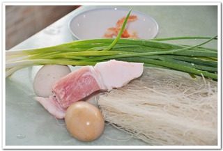 什锦炒粉,备好葱花，<a style='color:red;display:inline-block;' href='/shicai/ 287'>虾仁</a>，<a style='color:red;display:inline-block;' href='/shicai/ 9'>鸡蛋</a>，<a style='color:red;display:inline-block;' href='/shicai/ 523'>粉丝</a>，<a style='color:red;display:inline-block;' href='/shicai/ 414'>猪肉</a>。