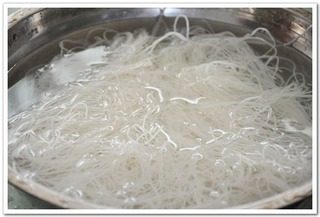 什锦炒粉,将粉丝下温水中泡制微软，再沥水备用。
