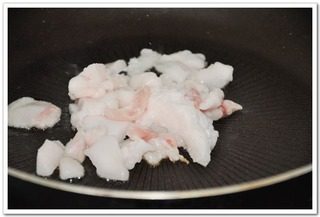 什锦炒粉,热锅，将肥肉下锅，煎至出油。