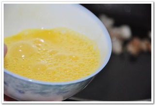 什锦炒粉,鸡蛋打散，下锅煎制。