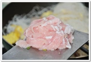什锦炒粉,再加入瘦肉条，用筷子划散拌炒至七分熟。