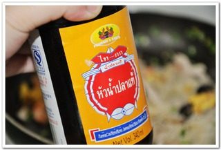 什锦炒粉,再转小火，加入适量鱼露。