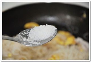 什锦炒粉,加入适量细盐。