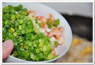 什锦炒粉,再将葱花，虾仁，炸过的<a style='color:red;display:inline-block;' href='/shicai/ 230'>香菇</a>下锅，小火微拌至入味出香。