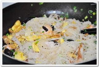 什锦炒粉,关火，一份香香鲜鲜的炒粉完成。