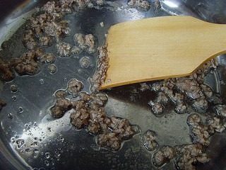 西湖牛肉羹,锅置火上少许油烧热,下入肉糜、葱花煸炒至变色。