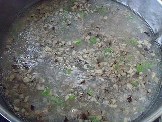 西湖牛肉羹,倒入清水、冬菇丁,大火煮沸。