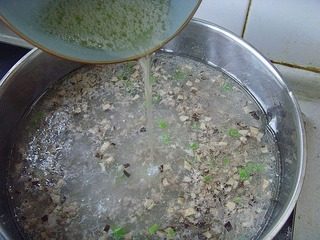 西湖牛肉羹,蛋清打散淋入锅中,轻轻用筷子搅一下。