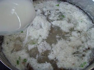 西湖牛肉羹,蛋液变飞絮状,转小火分次淋入水淀粉勾芡。