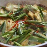 肉碎豆腐,放入<a style='color:red;display:inline-block;' href='/shicai/ 3348'>青蒜</a>，红椒，<a style='color:red;display:inline-block;' href='/shicai/ 125'>芹菜</a>段，炒匀，收汁，起锅