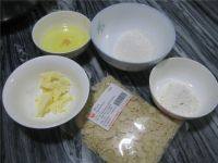 法式杏仁脆片,称好所有材料,用鸡蛋分离器分离出两个<a style='color:red;display:inline-block;' href='/shicai/ 1117'>蛋白</a>