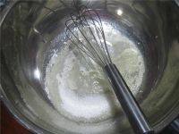 法式杏仁脆片,蛋白加入糖,搅拌均匀