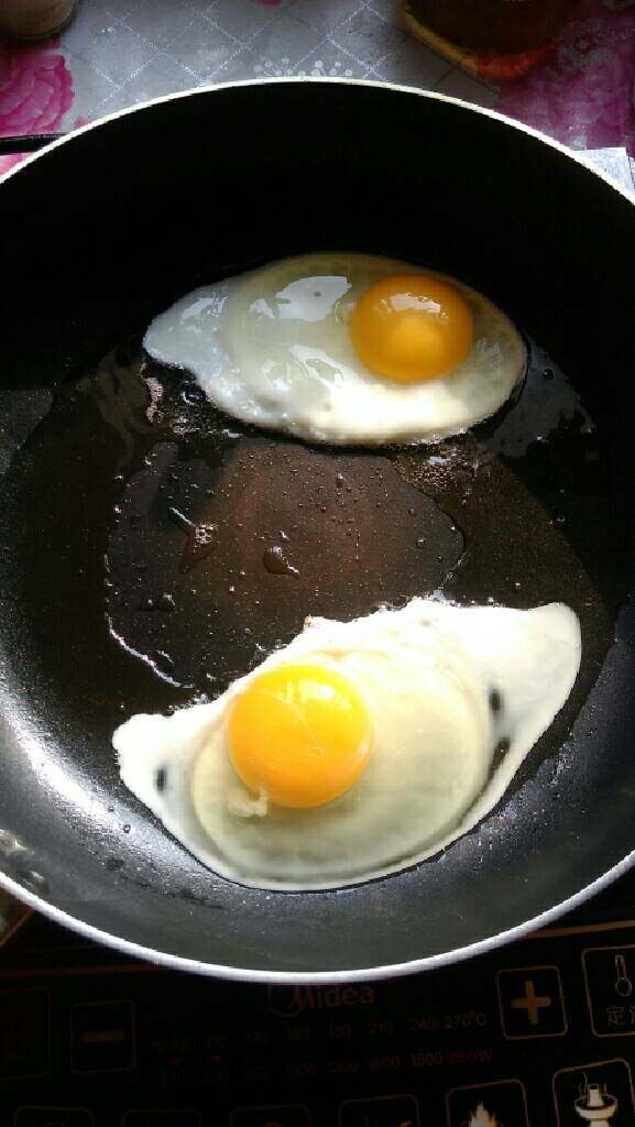 鸡蛋青菜面,平底锅热油，把<a style='color:red;display:inline-block;' href='/shicai/ 9'>鸡蛋</a>煎熟，可以单面煎或者是双面