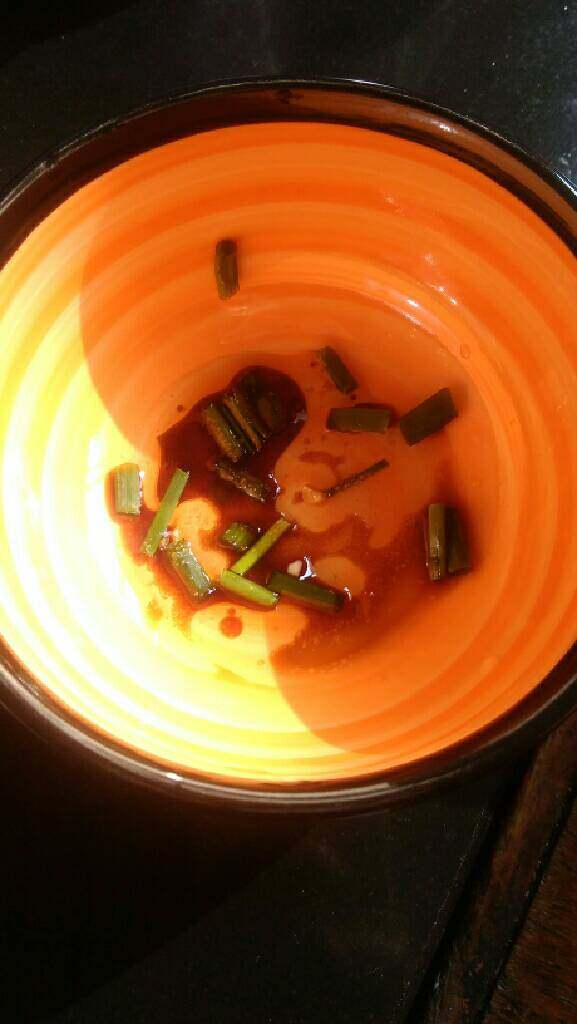 鸡蛋青菜面,汤锅把水烧开，烧水的同时，碗里放适量盐，<a style='color:red;display:inline-block;' href='/shicai/ 788'>生抽</a>，<a style='color:red;display:inline-block;' href='/shicai/ 847'>香油</a>，<a style='color:red;display:inline-block;' href='/shicai/ 3232'>香葱</a>