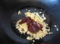 水煮牛肉,加入郫县豆瓣炒出红油。豆瓣不要加太多,以免汤头过咸。