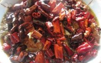 水煮牛肉,油锅里烧热3-4大勺油,烧到滚和冒大烟,立刻浇在花椒辣椒和蒜末上。