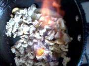 黄焖牛肉,再加进<a style='color:red;display:inline-block;' href='/shicai/ 216'>牛肉</a>用大火快炒3分钟后倒进料酒点火烧一下。