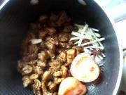 黄焖牛肉,炒3分钟后加进<a style='color:red;display:inline-block;' href='/shicai/ 744'>五香粉</a>炒匀。