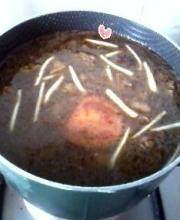 黄焖牛肉,把炒好的肉倒在一口锅中里面加进<a style='color:red;display:inline-block;' href='/shicai/ 6228'>葱头</a>段<a style='color:red;display:inline-block;' href='/shicai/ 3551'>西红柿</a><a style='color:red;display:inline-block;' href='/shicai/ 695'>八角</a><a style='color:red;display:inline-block;' href='/shicai/ 866'>冰糖</a>。