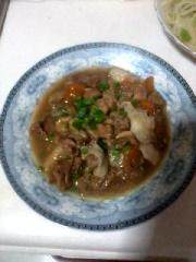 黄焖牛肉,用盘子盛出加葱。