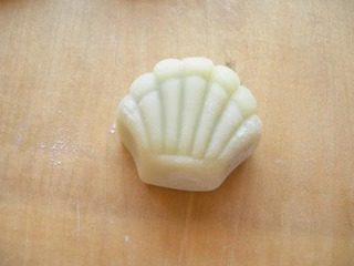 冰皮豆沙月饼,把模具倒扣过来,磕在案板上,冰皮月饼就会脱出模具