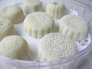 冰皮豆沙月饼,所有的都做好之后,装到保鲜盒里,放到冰箱里冷藏后食用,口感更好