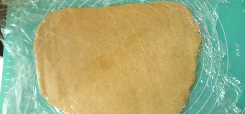 粗粮棒棒糖饼干,松弛好的面团,两面盖上保鲜膜擀约0.5cm厚面片