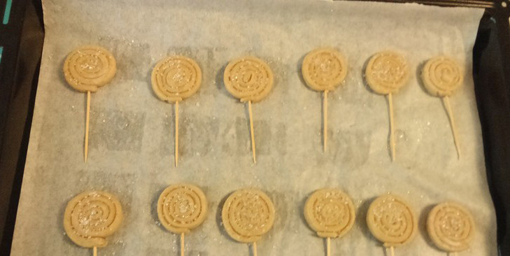 粗粮棒棒糖饼干,表面撒细砂糖装饰,盖上保鲜膜松弛20分钟,烤箱温度165度,时间13分钟,预热后放入烤盘即可