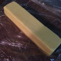 鲜香草黄油饼干,黄油室温软化后打至体积略蓬松,呈短短的羽毛状即可;加入自制香草细砂糖,如果没有只能滴2-3滴香草精,再加入<a style='color:red;display:inline-block;' href='/shicai/ 801'>海盐</a>,用刮刀拌匀;把混合后的面粉一次性加入,用刮刀翻拌按压至无干粉后放入保鲜膜整形成两条正方形长条(形状随意),放入冰箱冷冻半小时,夏天40分钟。